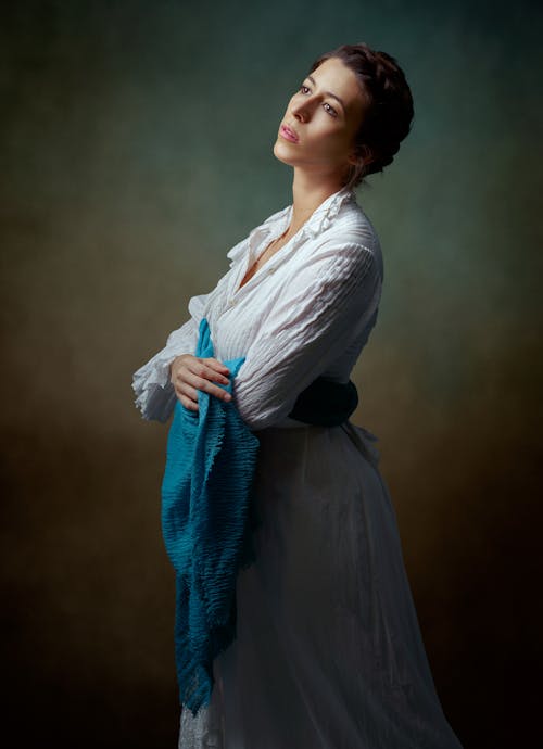 Darmowe zdjęcie z galerii z biała sukienka, fotografia studyjna, kobieta