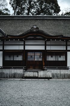 探索京都传统日本寺庙立面的宁静建筑
