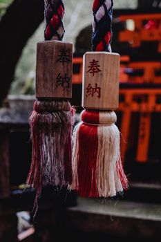 日本京都神社礼仪流苏与汉字文字的特写