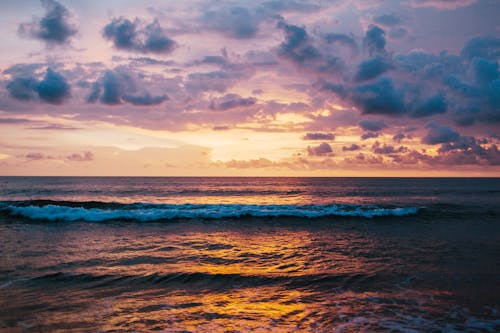 Ondas Do Mar Quebrando Na Costa Durante O Pôr Do Sol