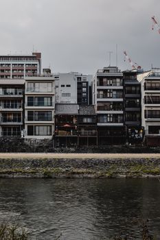 沿着平静的河流，欣赏京都的传统建筑风景，捕捉其文化精髓