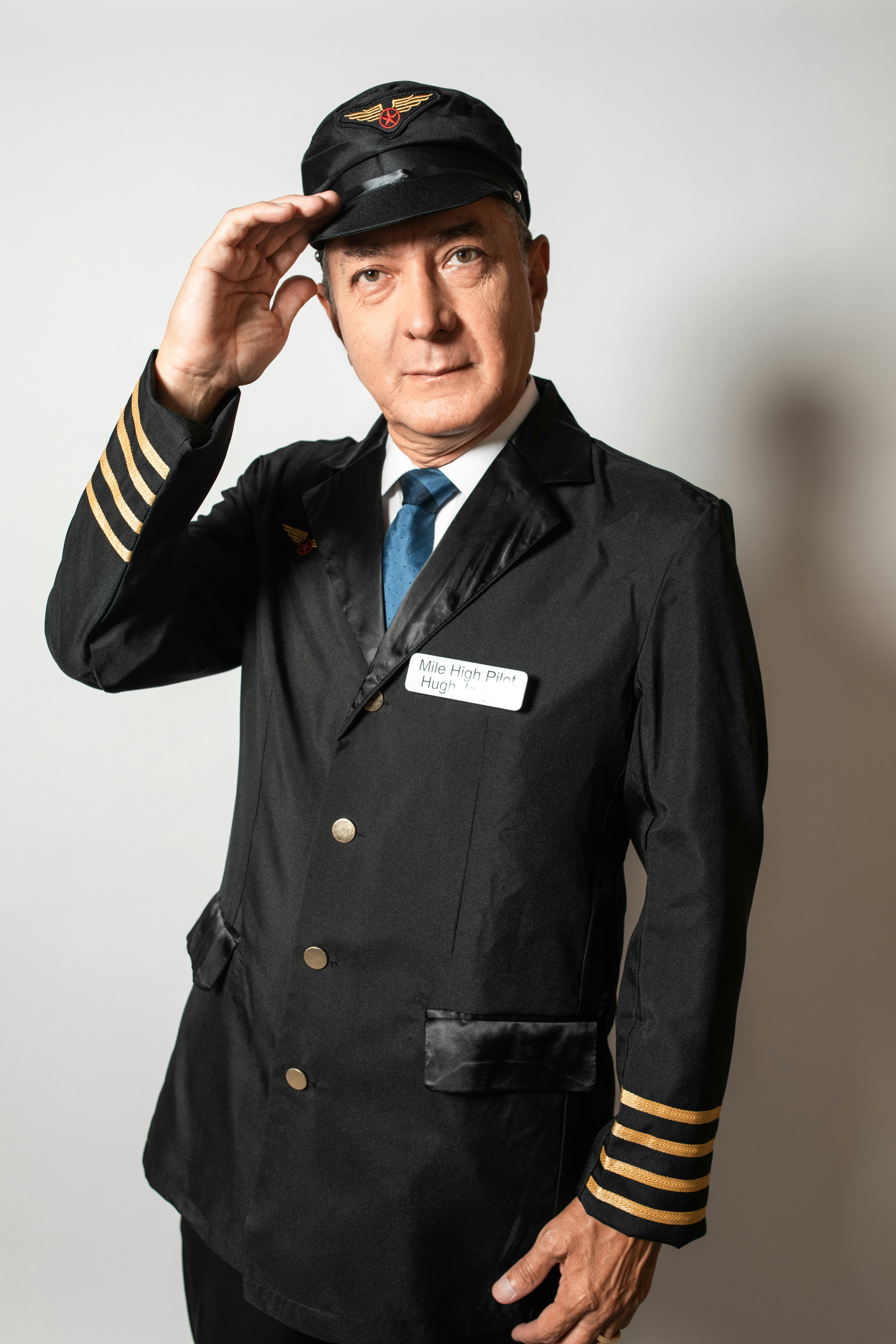 专业飞行员穿着制服，在室内自信地敬礼