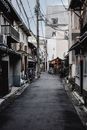 在京都，探索一条以传统日本建筑和架空电力线为特色的安静而风景如画的狭窄小巷