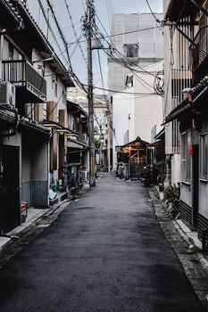 在京都，探索一条以传统日本建筑和架空电力线为特色的安静而风景如画的狭窄小巷