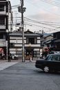 黄昏时分，日本京都繁华的街道上，传统建筑与过往车辆相映成趣