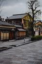 漫步于日本京都安静的街道，感受两旁传统木屋的宁静氛围