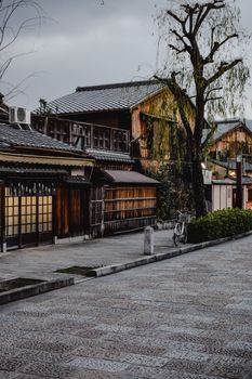 漫步于日本京都安静的街道，感受两旁传统木屋的宁静氛围