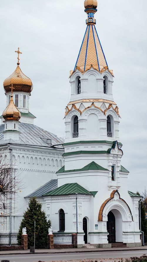Free A breathtaking view of an elegant Orthodox church tower with golden domes, showcasing religious architecture. Stock Photo