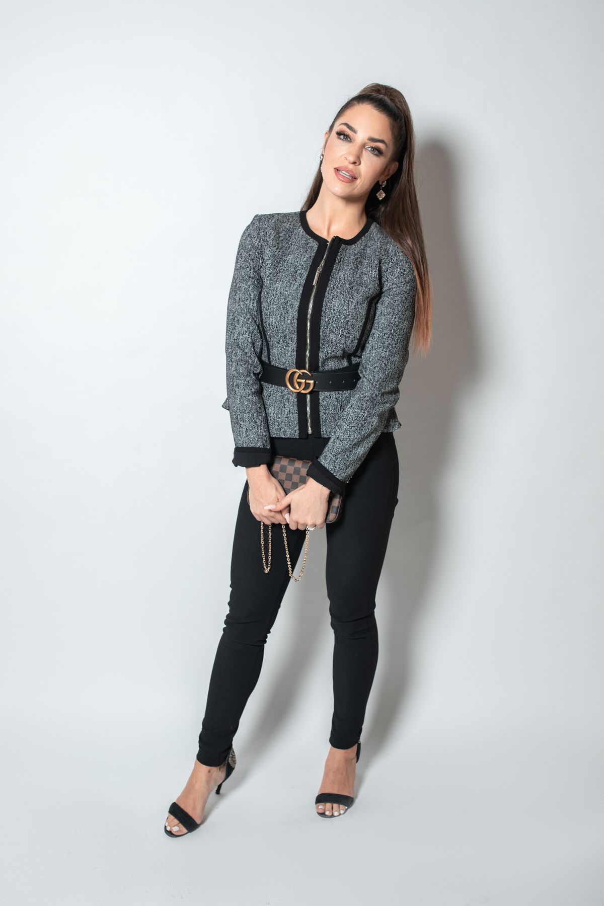 Mulher profissional em blazer cinza e calça preta de alfaiataria clássica
