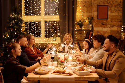 Famiglia Che Celebra Il Natale Tenendo Le Stelle Filanti In Fiamme