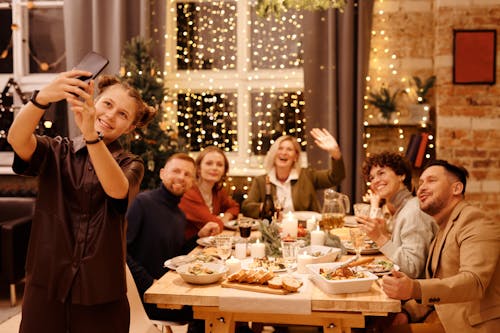 Free 셀카를 찍는 동안 크리스마스 저녁 식사를 축하하는 가족 Stock Photo