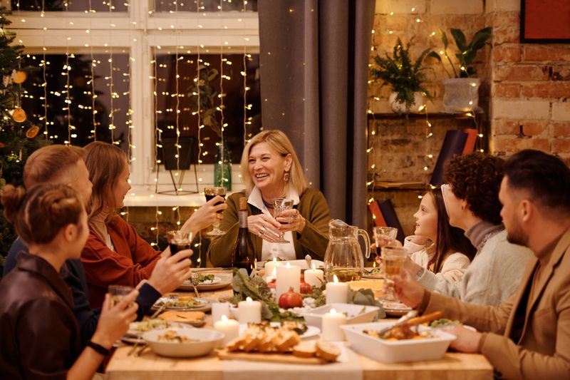 Kersttafel dekken zonder dat er nergens meer plek is voor het eten