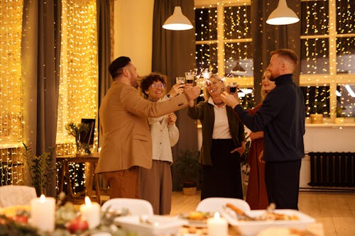 Familia Celebrando La Navidad