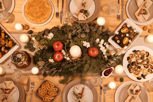 圣诞晚餐餐桌布置的顶视图