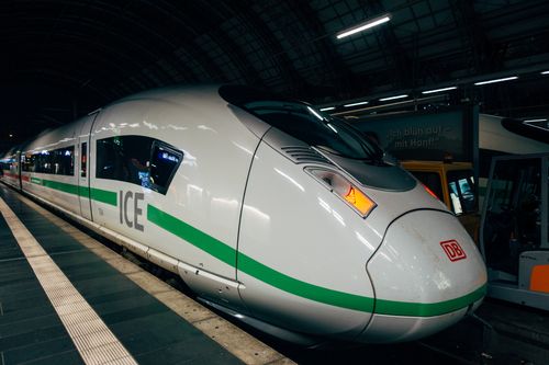 Treno ICE ad alta velocità della Deutsche Bahn alla stazione di Francoforte di notte.