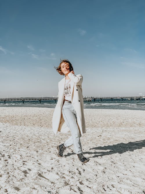 Femme élégante Sur La Plage De Sable