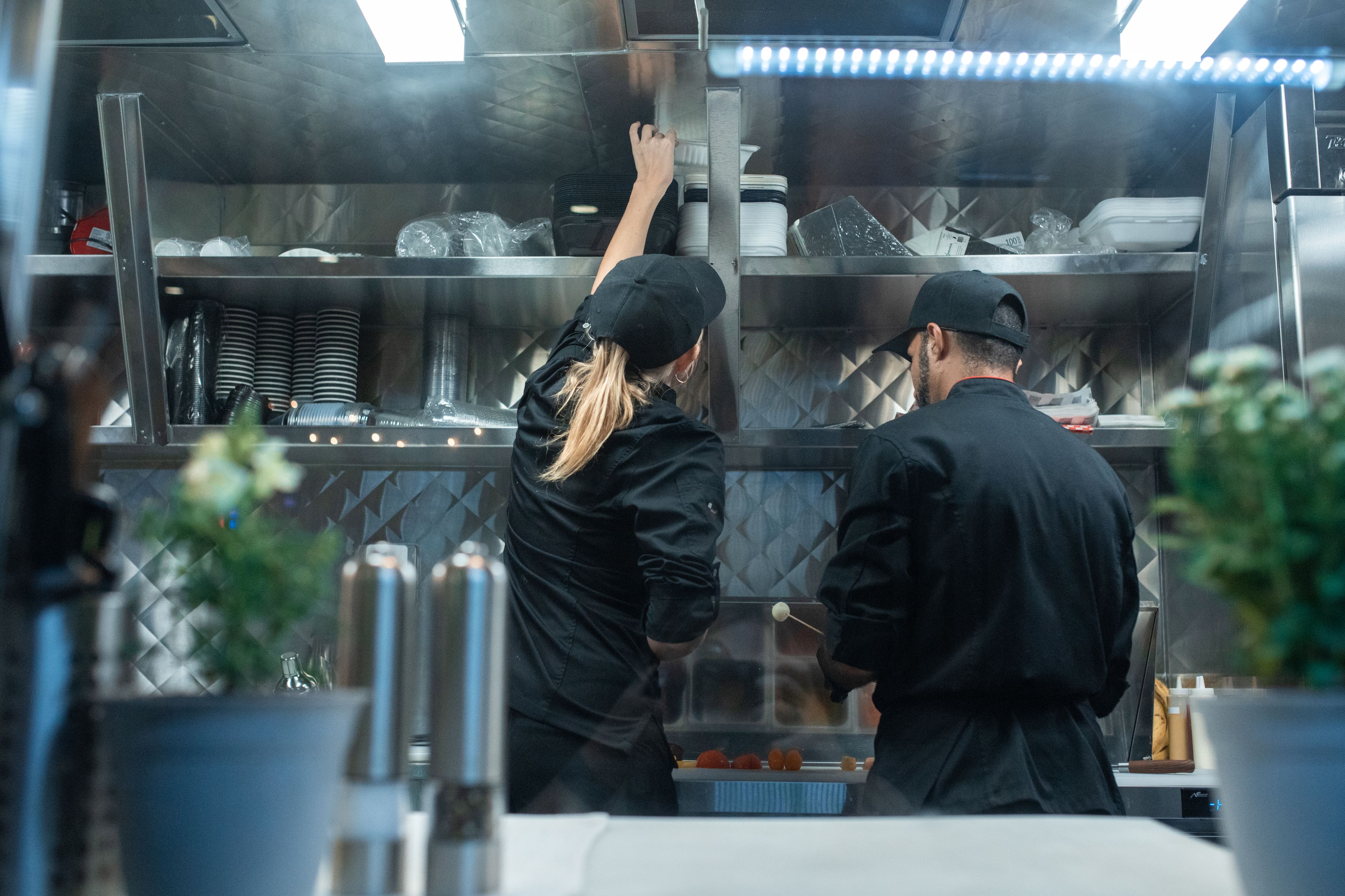 Deux cuisiniers travaillant ensemble dans une cuisine professionnelle en pleine production