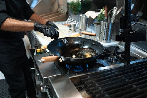 免費 在黑鍋上做飯的人 圖庫相片