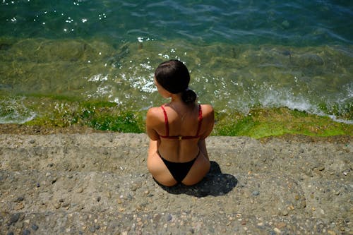 Безкоштовне стокове фото на тему «Бікіні, жінка, море»