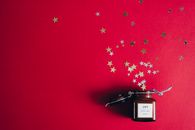 充满活力的红色表面上点缀着欢乐的香熏蜡烛，再配上明星五彩纸屑，营造出节日氛围