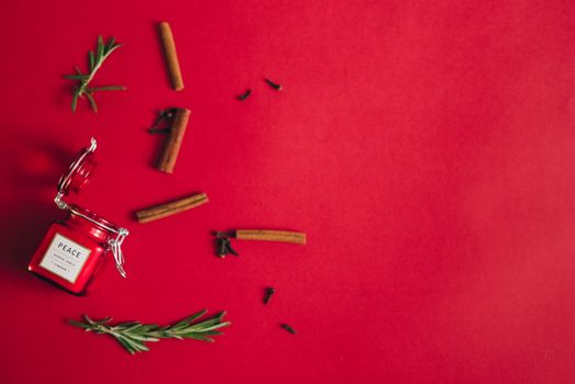 这款红色香熏蜡烛，在充满活力的红色表面涂有迷迭香、肉桂和丁香