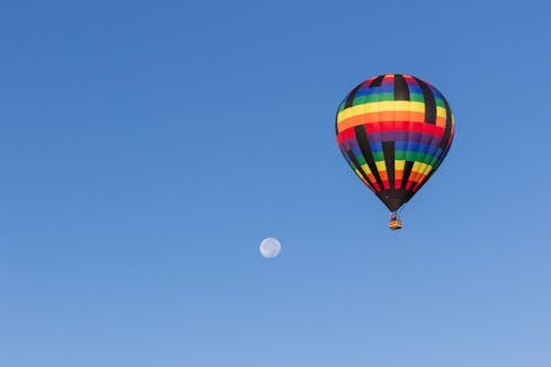 Bezpłatne Darmowe zdjęcie z galerii z balon na gorące powietrze, czyste błękitne niebo, kolorowy Zdjęcie z galerii
