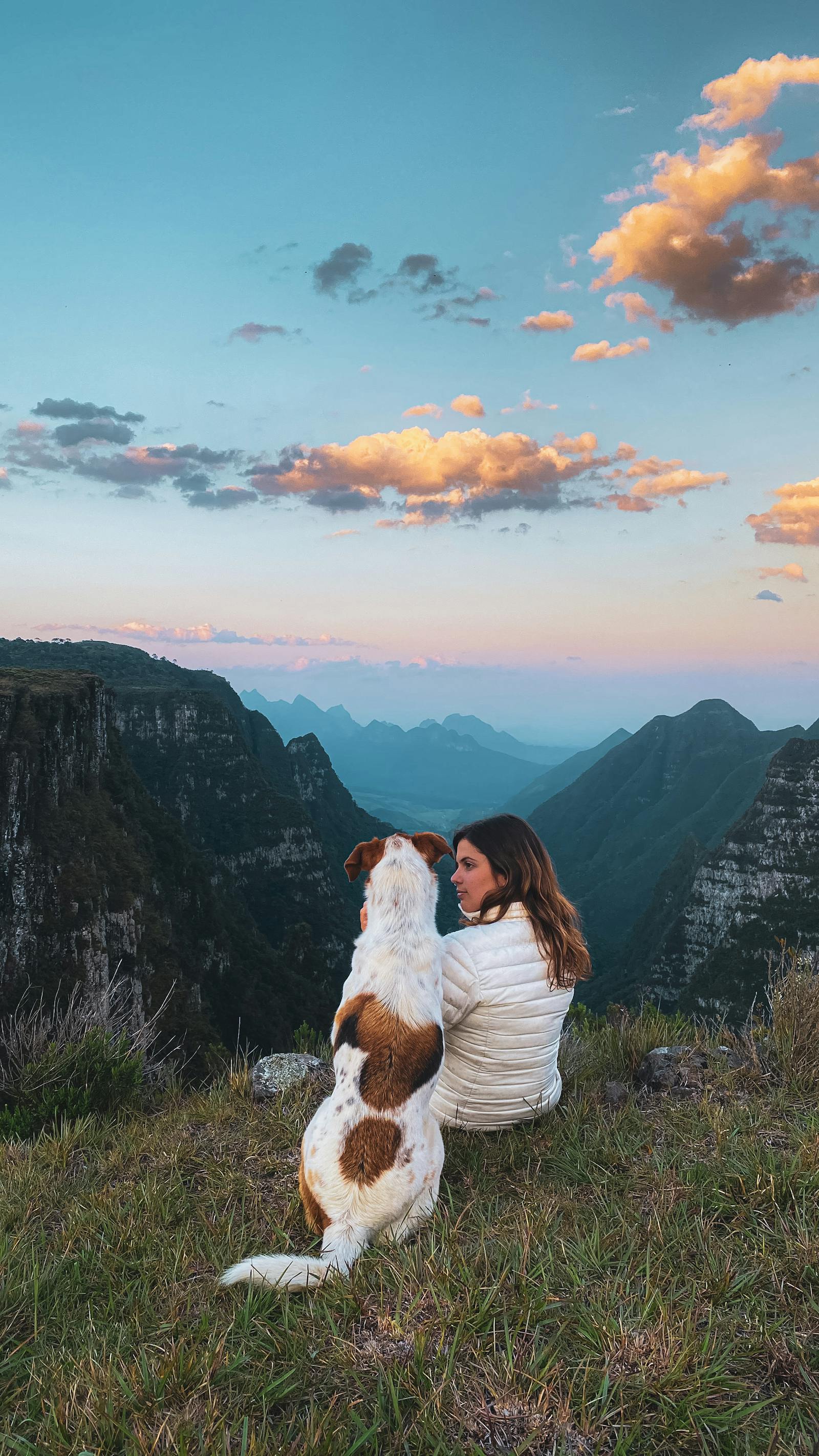 悬崖边缘的爱冒险的女人正在欣赏峡谷的美丽风景 库存照片. 图片 包括有 风景, 砂岩, 本质, 女性, 云彩 - 181811032