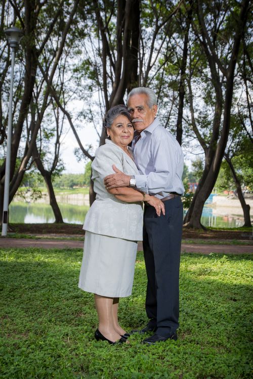 Free A loving elderly couple embracing outdoors in a serene park. Stock Photo