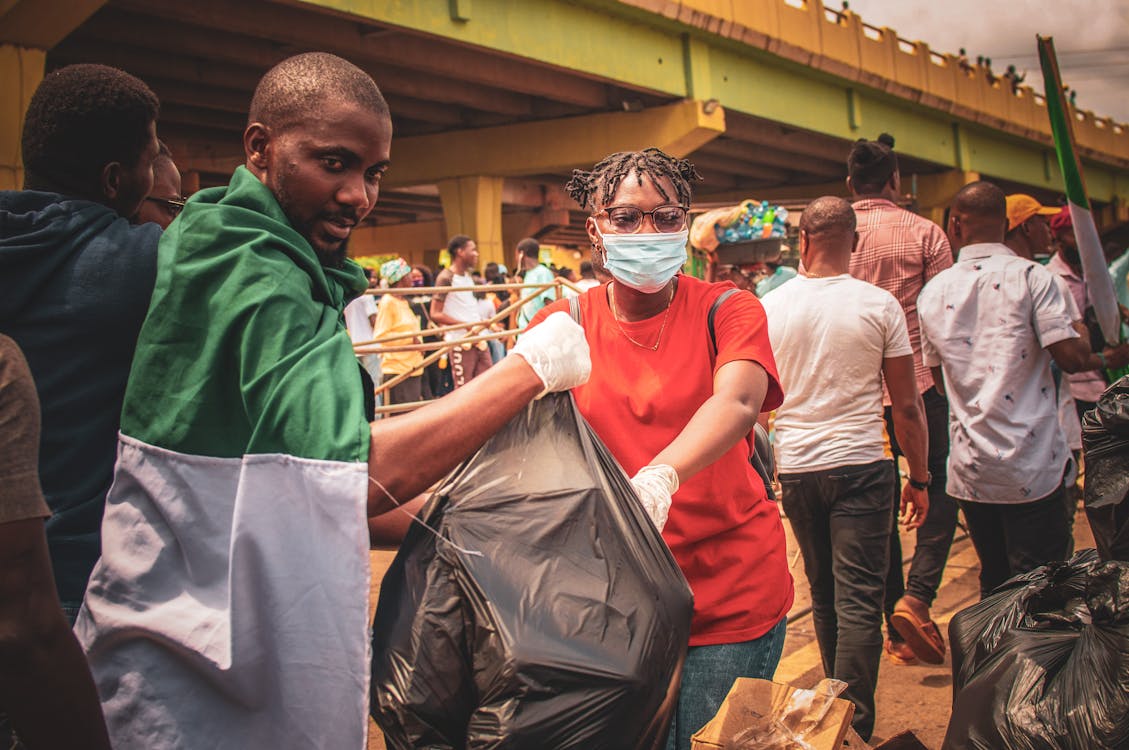 Fotos de stock gratuitas de afroamericano, basura, conservación del medio ambiente