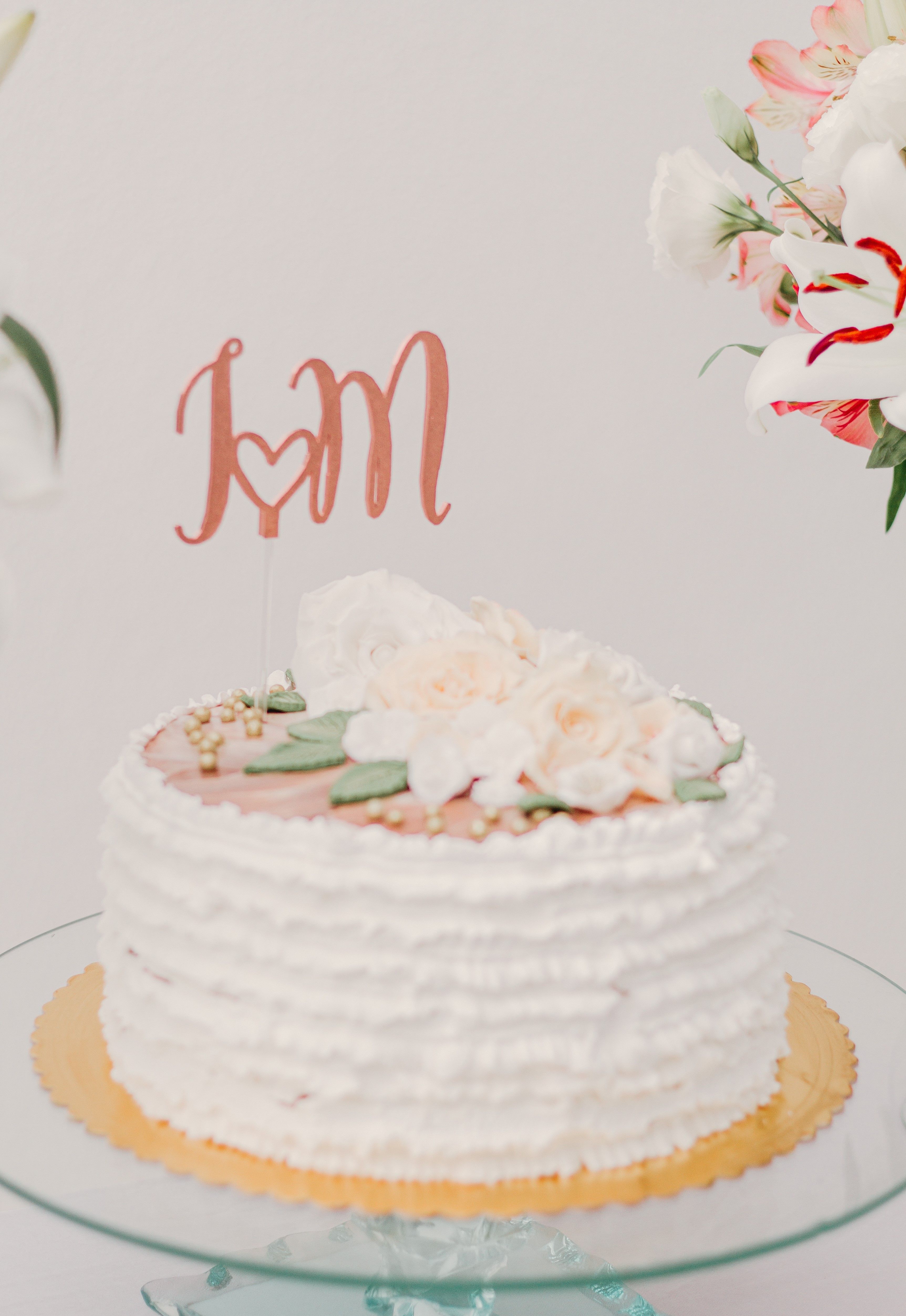 这款装饰精美、色彩如花卉的蛋糕，非常适合婚礼或其他庆祝活动
