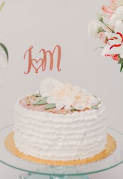 这款装饰精美、色彩如花卉的蛋糕，非常适合婚礼或其他庆祝活动
