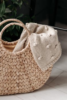 室内，一个手编织篮子和一条纹理针织毛毯的详细特写镜头