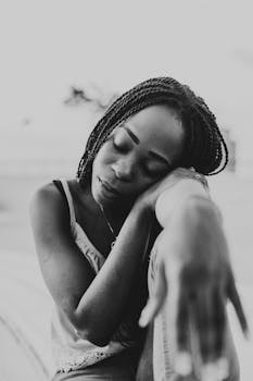 一幅在科伦坡户外拍摄的、闭着眼睛的非裔美国妇女的宁静肖像