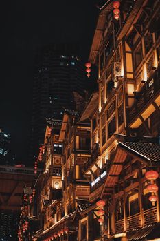 夜幕下的传统建筑在城市背景中令人惊叹