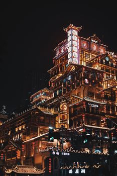 夜晚，充满活力的霓虹灯照亮了令人惊叹的传统亚洲建筑