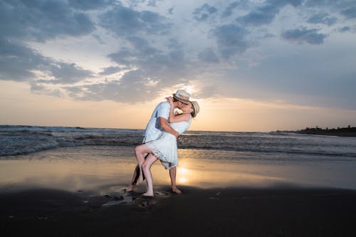 Foto profissional grátis de afeição, amor, beijando