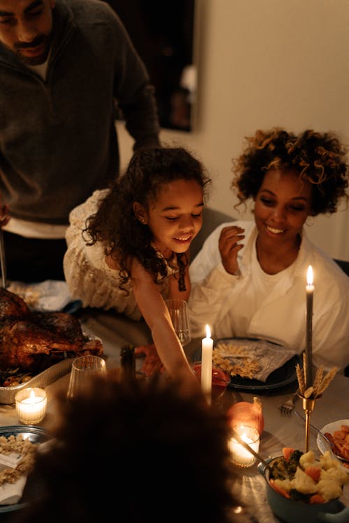 Gratis stockfoto met afro-amerikaanse familie, amerikaanse feestdag, avondeten Stockfoto