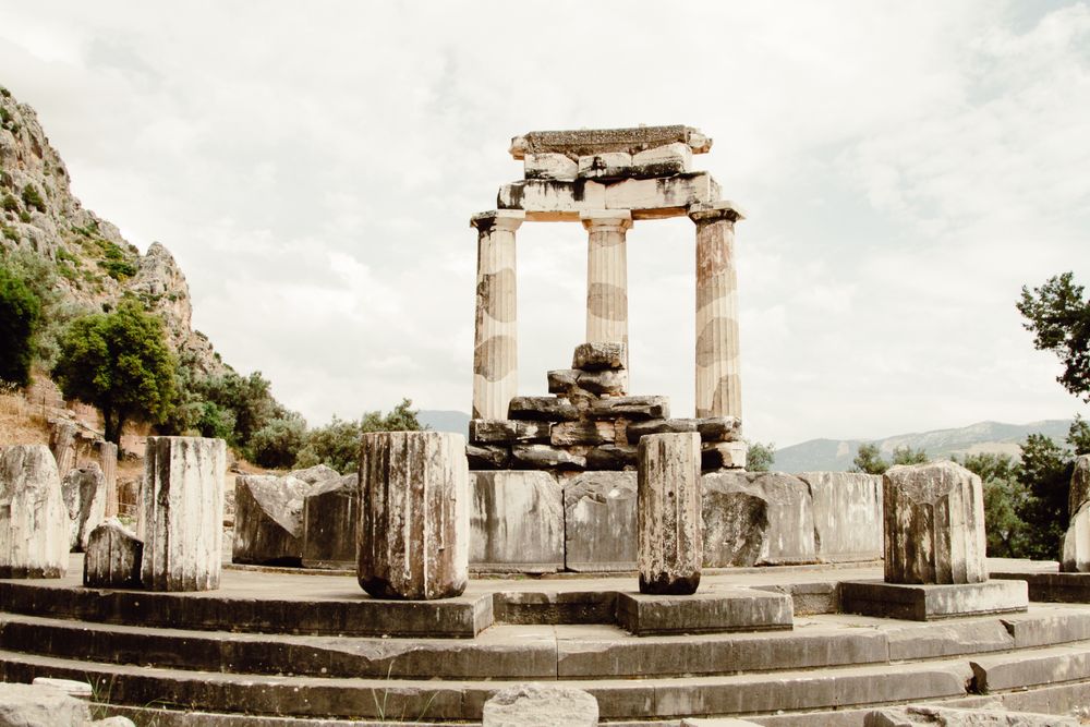 Yacimiento de Delfos entre montañas
