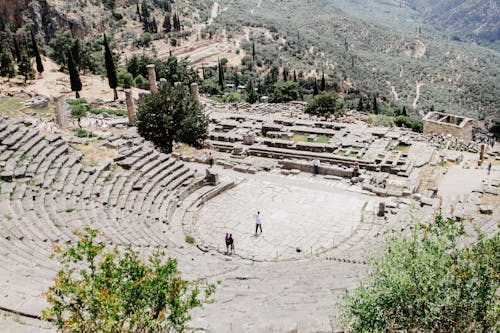Free Tourists at the Delphi theatre Stock Photo
