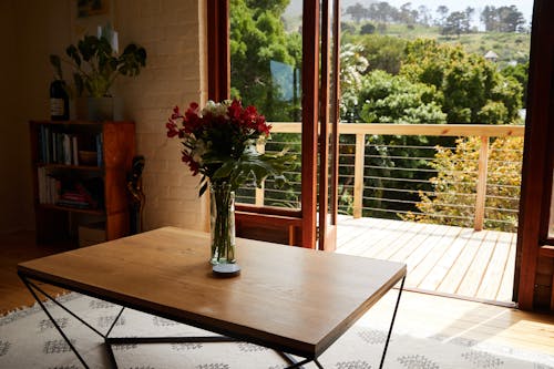 Buquê De Flores Frescas Na Mesa De Madeira