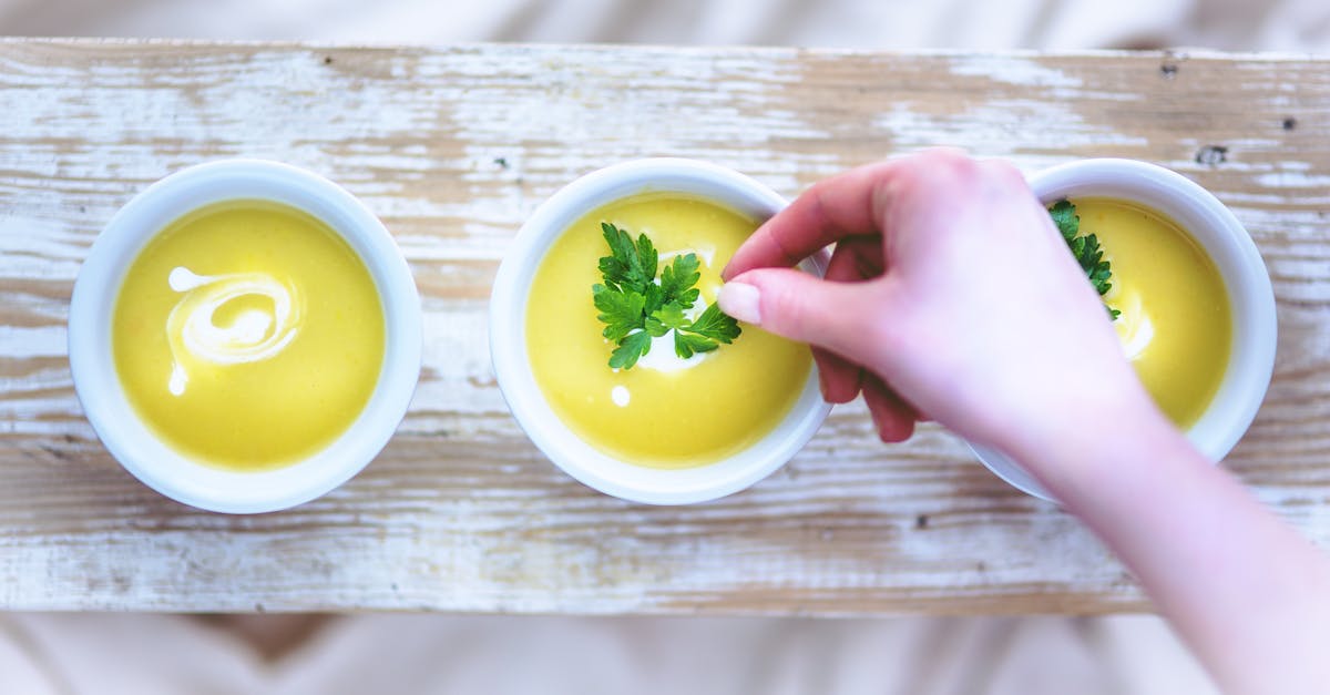 Leek and potato soup / hand