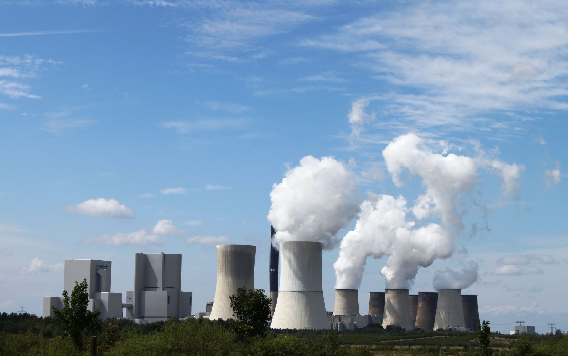 Endüstriyel enerji santralinin soğutma kulelerinin dış görünümü