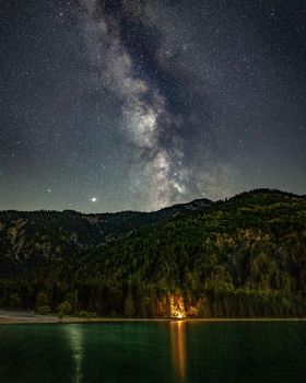在奥地利宁静的湖泊与森林覆盖的山脉间，夜晚可以欣赏到银河系的壮丽景色