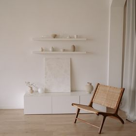 Minimal living room with neutral decor — photo by Yan Krukau on Pexels