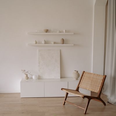 Living room with a wicker chair in neutral tones — photo by Yan Krukau on Pexels