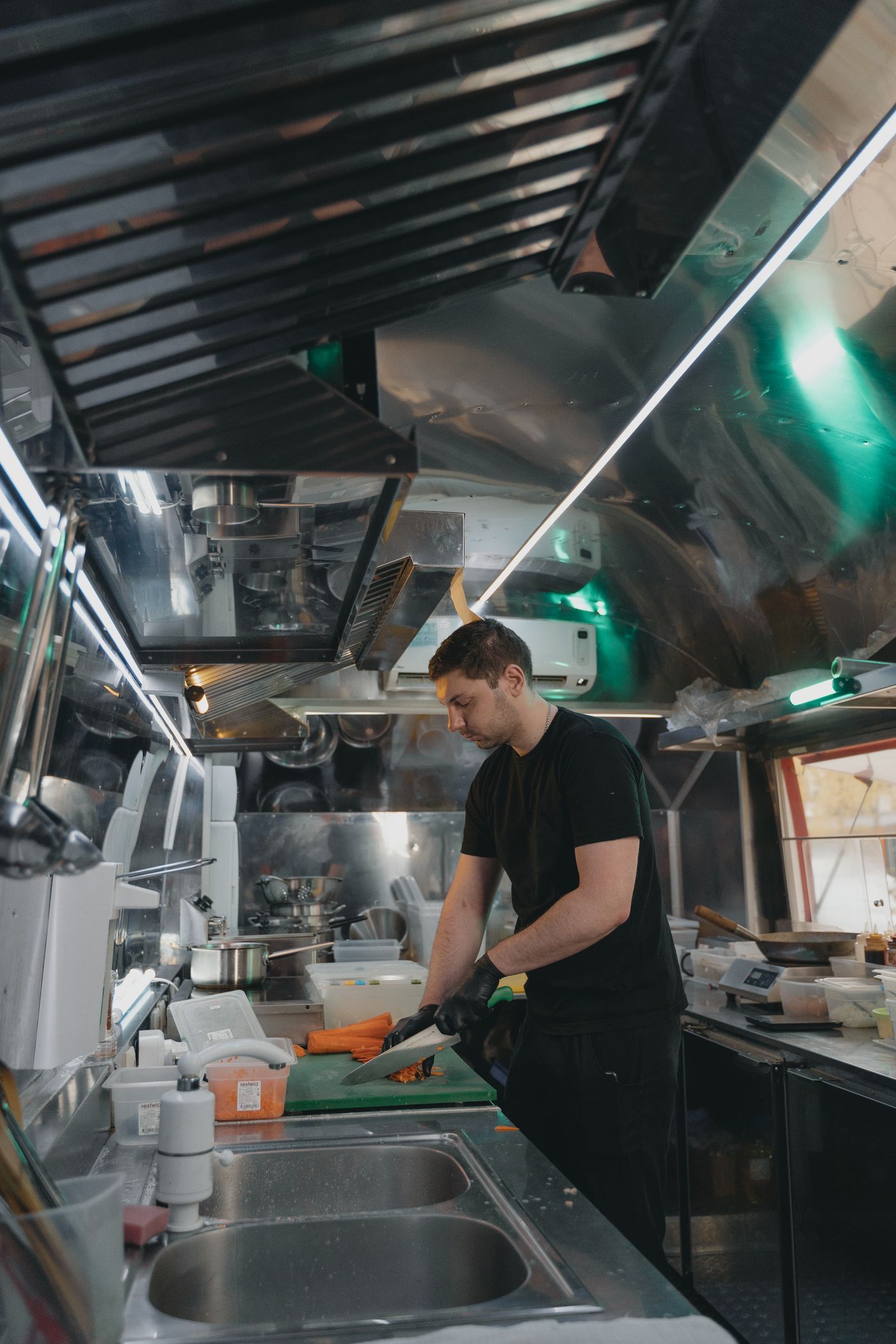 Preparación de alimentos en una cocina profesional para restauración colectiva