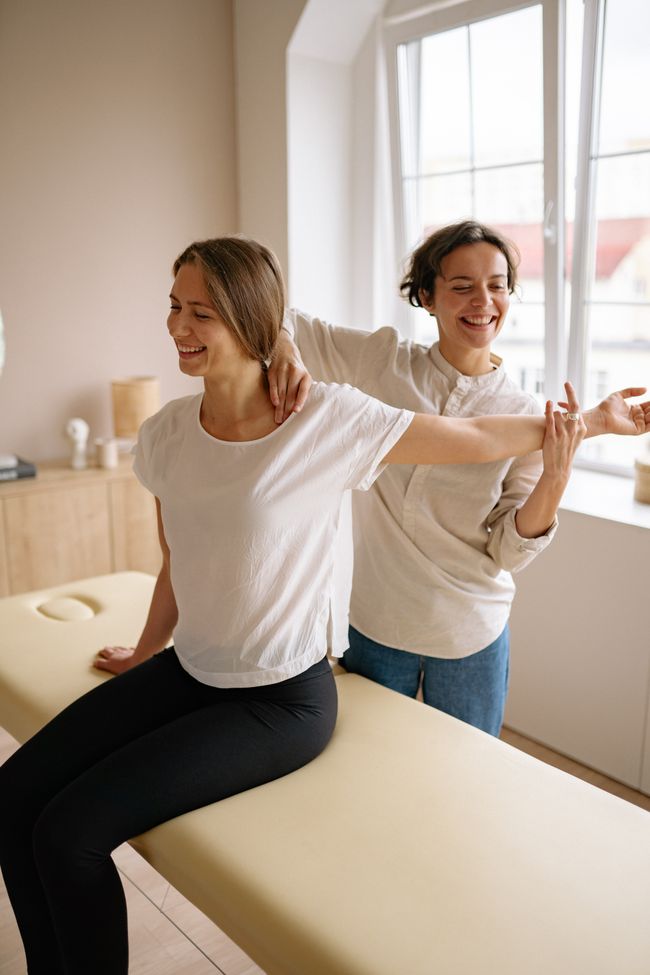 Mulher em sessão de fisioterapia; foto ilustrativa