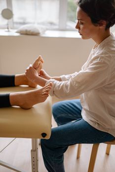 在水疗中心享受平静的足部按摩，有助于放松身心、促进健康