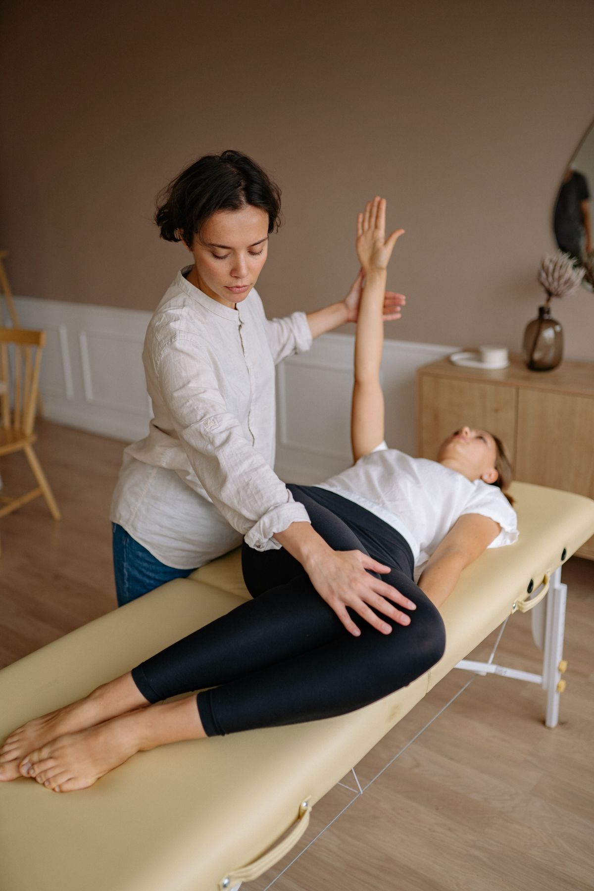 Professionnelle de santé accompagnant une patiente dans des exercices doux, ambiance chaleureuse