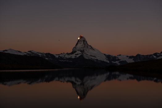 湖面倒映着高山，月光洒满蓝天